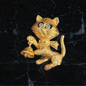Vintage 1970s Avon Cat Brooch with Blue Rhinestone Eyes &‎ Dangling Bell
